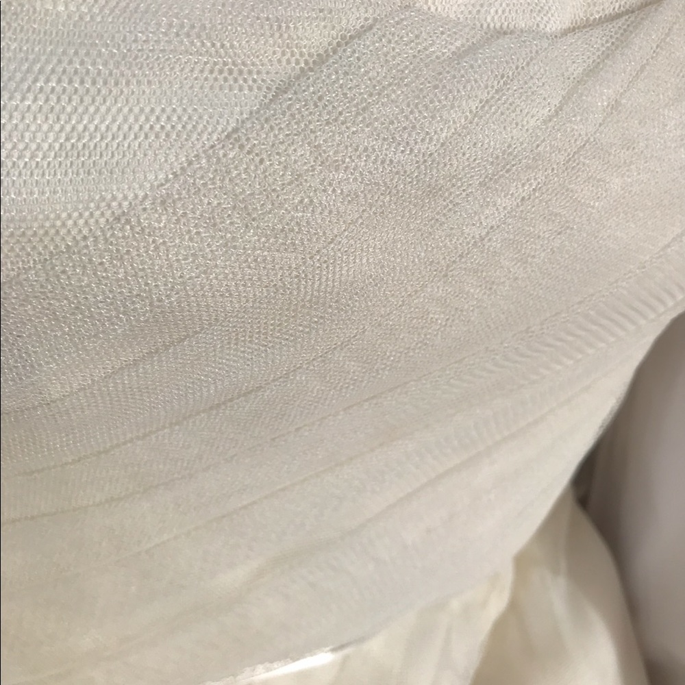 Vera Wang Wedding Dress - Picture 3 of 7